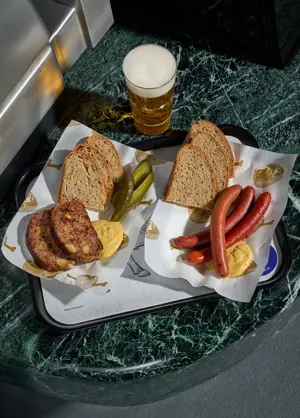 České uzeniny, sekaná s chlebem, hořčicí a okurkami, podávané s pivem.