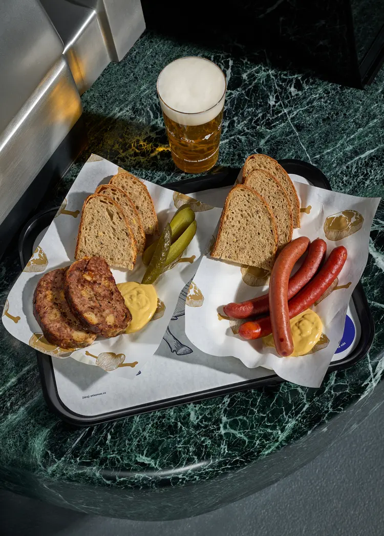 České uzeniny, sekaná s chlebem, hořčicí a okurkami, podávané s pivem.